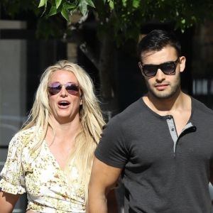 Britney Spears, souriante et rayonnante, se balade main dans la main avec son compagnon Sam Asghari à Camarillo en Californie.