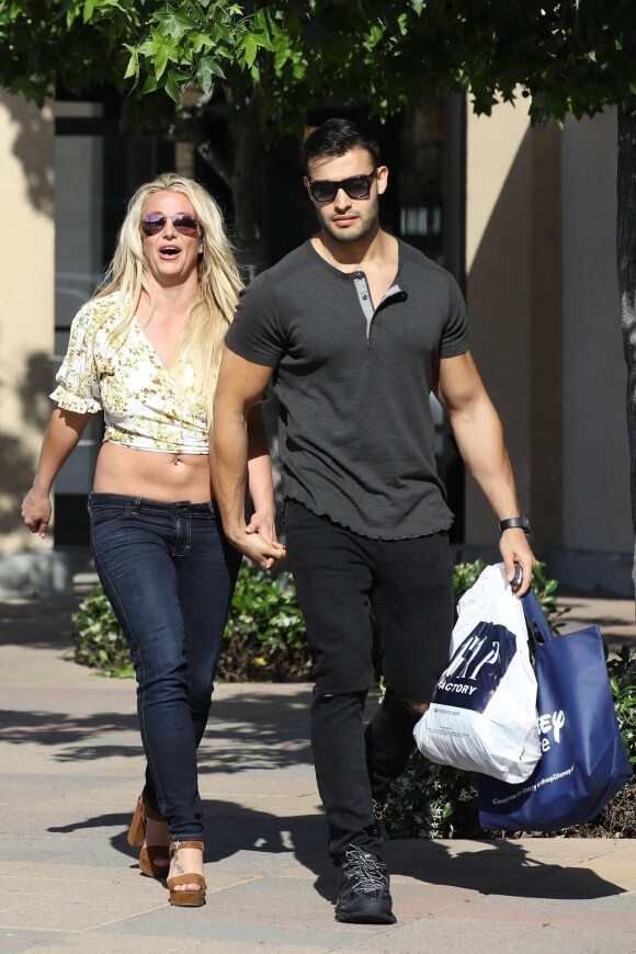 Britney Spears, souriante et rayonnante, se balade main dans la main avec son compagnon Sam Asghari à Camarillo en Californie.