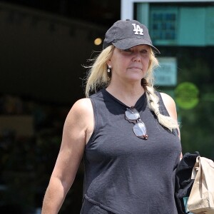 Exclusif - Heather Locklear fait le plein d'essence de sa Porsche à Los Angeles le 18 juin 2021.  Los Angeles