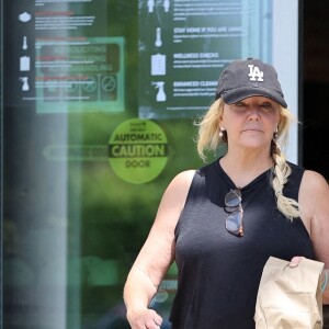 Exclusif - Heather Locklear fait le plein d'essence de sa Porsche à Los Angeles le 18 juin 2021.  Los Angeles