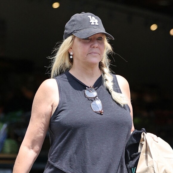 Exclusif - Heather Locklear fait le plein d'essence de sa Porsche à Los Angeles
