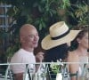 Jeff Bezos avec sa compagne Lauren Sanchez et des amis, David Geffen, Scooter Braun et sa femme Yael Cohen déjeunent dans un restaurant à Portofino, Italie, le 10 août 2019.