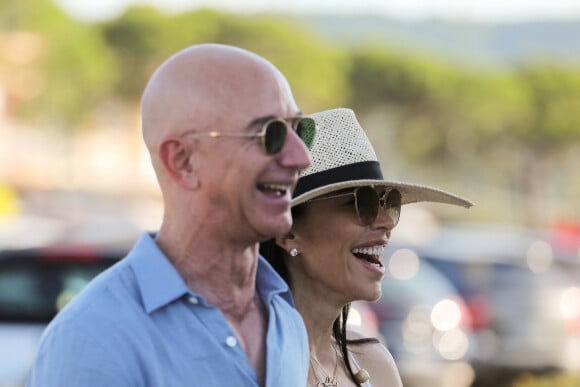 Jeff Bezos, Pdg d'Amazon, et sa compagne Lauren Sanchez lors d'une balade à Saint-Tropez avec famille et amis le 9 août 2019. © Jacovides / Moreau / Bestimage 