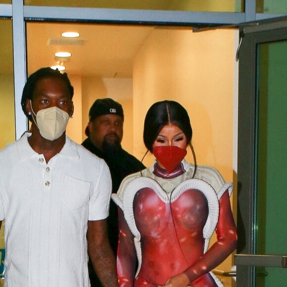 Offset et sa compagne Cardi B à la sortie d'une boutique Louis Vuitton à Los Angeles, le 22 janvier 2021.