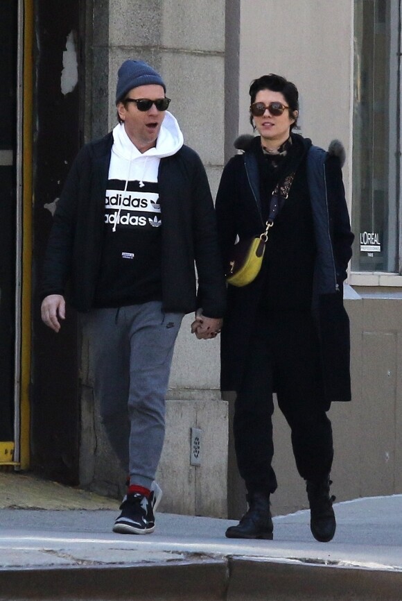 Ewan McGregor et sa compagne Mary Elizabeth Winstead se promènent à New York avec sa fille Jamiyan McGregor, le 15 mars 2020.