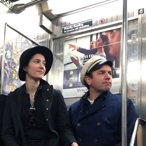 Ewan McGregor et sa compagne Mary Elizabeth Winstead prennent le métro en amoureux à New York le 7 mars 2020.