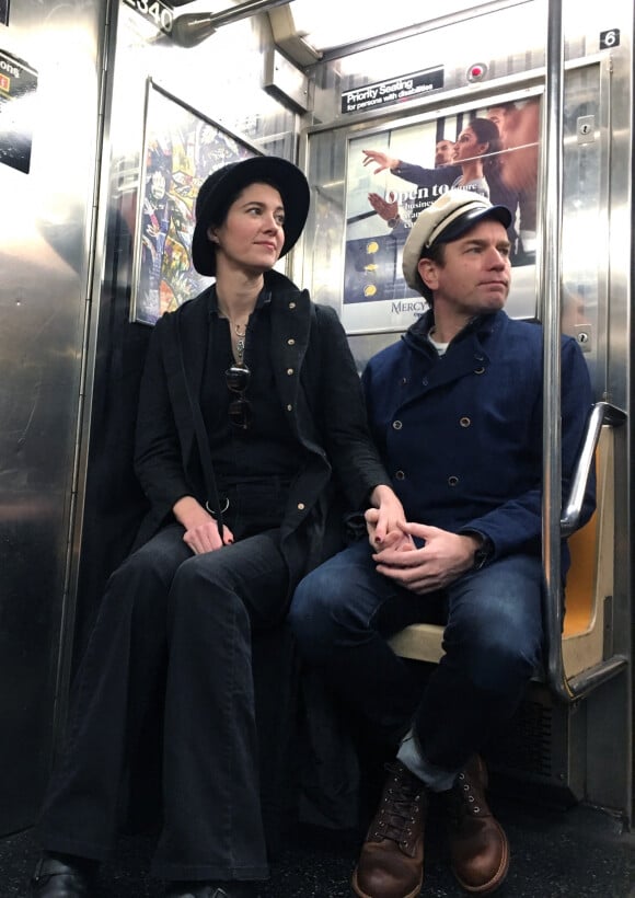 Ewan McGregor et sa compagne Mary Elizabeth Winstead prennent le métro en amoureux à New York le 7 mars 2020.