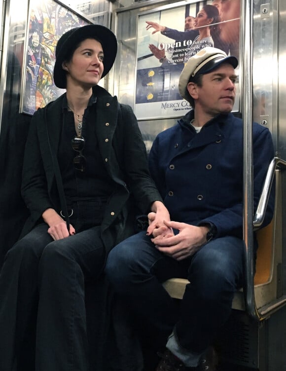 Ewan McGregor et sa compagne Mary Elizabeth Winstead prennent le métro en amoureux à New York.