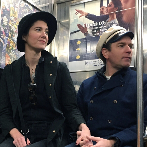 Ewan McGregor et sa compagne Mary Elizabeth Winstead prennent le métro en amoureux à New York.