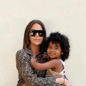 Khloé Kardashian et sa fille True. Juin 2021.