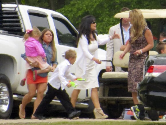 Britney Spears, son fils, sa mère, et sa soeur Jamie Lynn assistent à la messe de Pâques à Kentwood, en Louisiane. Le 31 mars 2013.