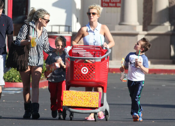 Britney Spears, accompagnée de sa soeur Jamie Lynn Spears, emmène ses enfants Sean et Jayden faire des courses à Thousand Oaks, le 25 novembre 2012.