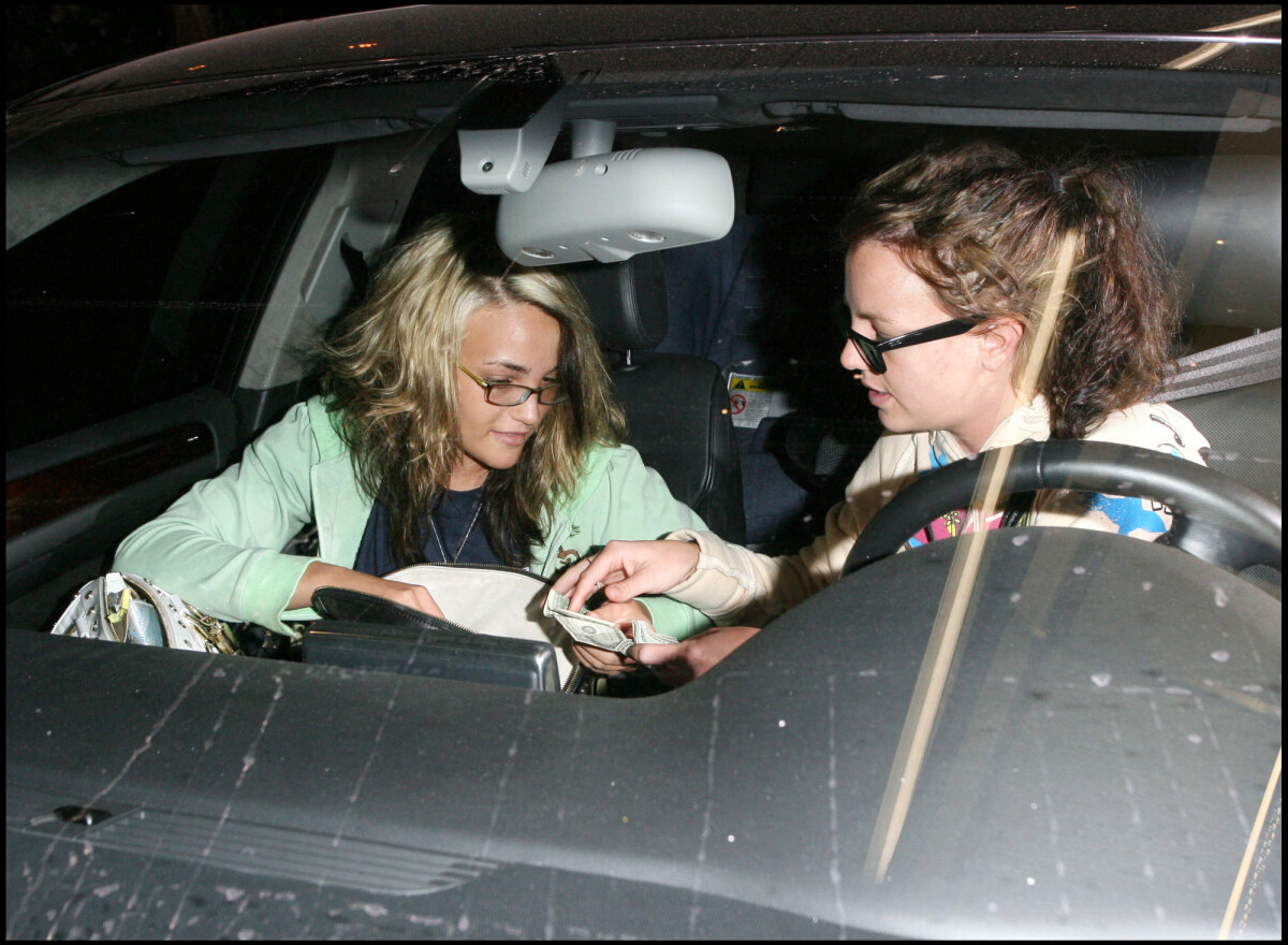 Photo Britney Spears et sa soeur Jamie Lynn s'arrêtent dans un