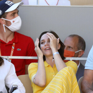 Nadia Farès, Nathalie Péchalat et Jean Dujardin dans les tribunes lors de la finale hommes des Internationaux de France de tennis de Roland Garros à Paris le 13 juin 2021. © Dominique Jacovides / Bestimage