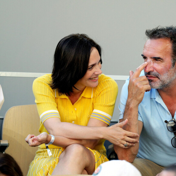 Nathalie Péchalat et Jean Dujardin dans les tribunes lors de la finale hommes des Internationaux de France de tennis de Roland Garros à Paris le 13 juin 2021. © Dominique Jacovides / Bestimage