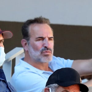 Mel Gibson et Jean Dujardin dans les tribunes lors de la finale hommes des Internationaux de France de tennis de Roland Garros à Paris le 13 juin 2021. © Dominique Jacovides / Bestimage