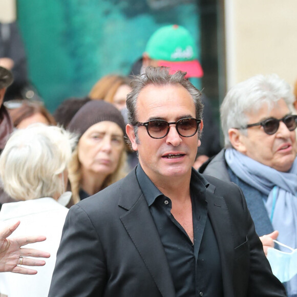 Jean Dujardin - Hommage à Guy Bedos en l'église de Saint-Germain-des-Prés à Paris le 4 juin 2020.