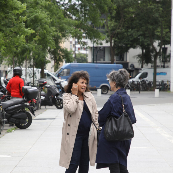 Anne Sinclair lors de la Manifestation du groupe Lagardère devant le siege de Europe 1 Lagardere a Paris le 30 Juin 2021. © Denis Guignebourg / Bestimage