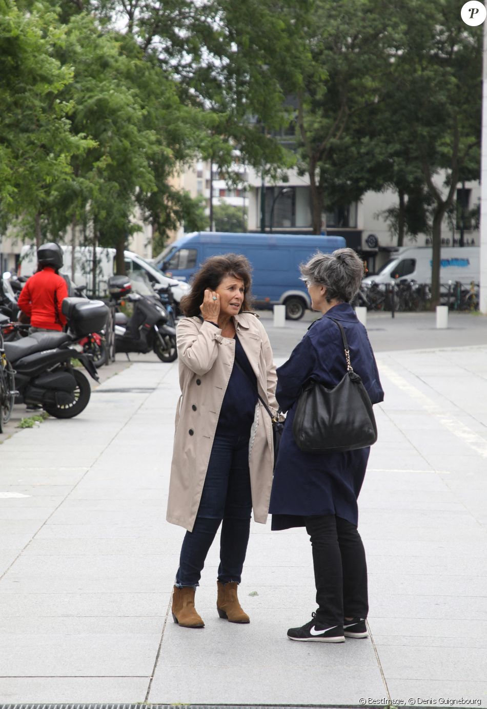 Anne Sinclair lors de la Manifestation du groupe Lagardère devant le siege de Europe 1 Lagardere a Paris le 30 Juin 2021. © Denis Guignebourg / Bestimage