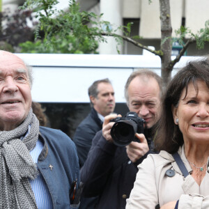 Olivier de Rincquesen et Anne Sinclair lors de la Manifestation du groupe Lagardère devant le siege de Europe 1 Lagardere a Paris le 30 Juin 2021. © Denis Guignebourg / Bestimage