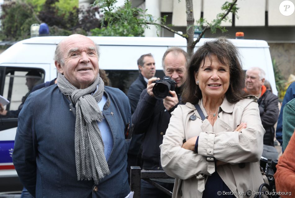 Olivier de Rincquesen et Anne Sinclair lors de la Manifestation du groupe Lagardère devant le siege de Europe 1 Lagardere a Paris le 30 Juin 2021. © Denis Guignebourg / Bestimage