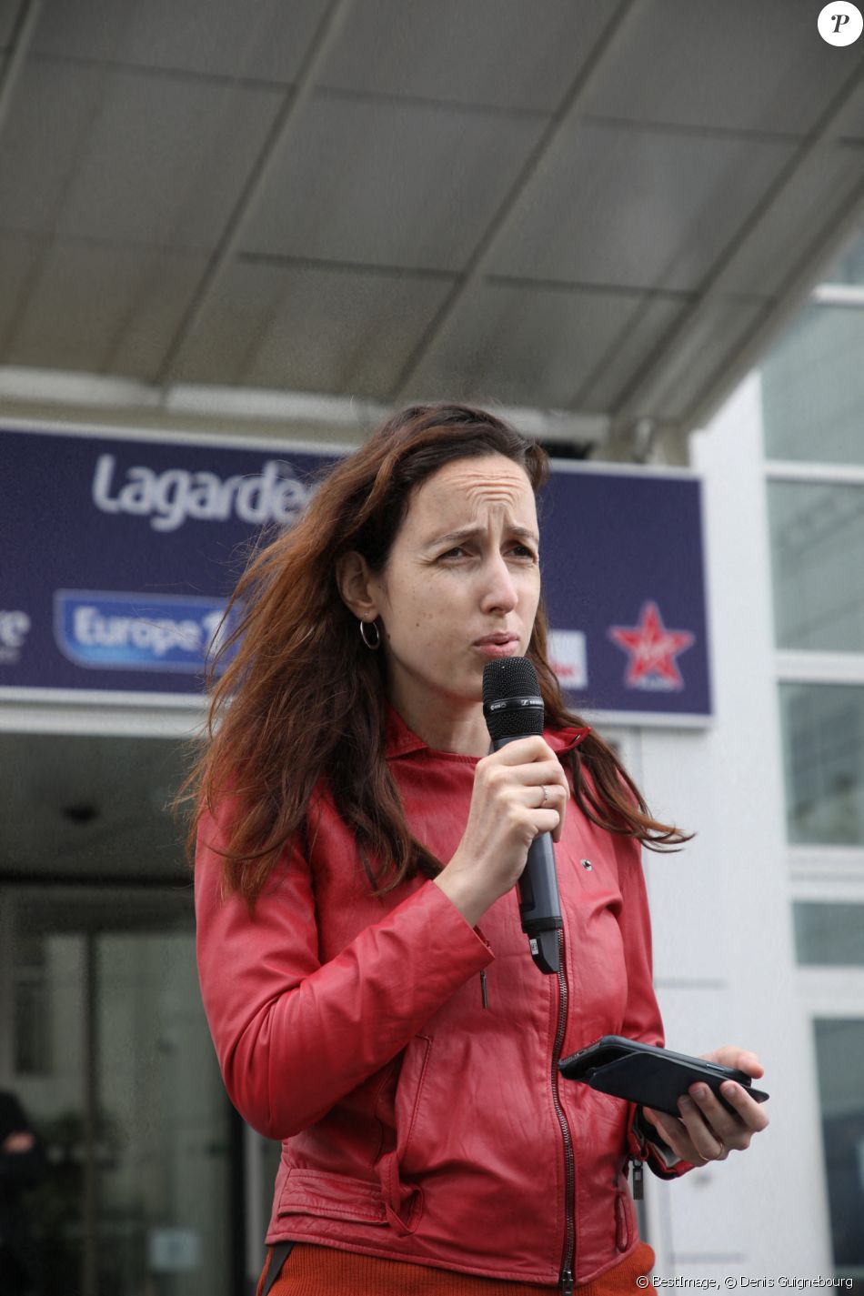 Julie Cagé lors de la Manifestation du groupe Lagardère devant le siege de Europe 1 Lagardere a Paris le 30 Juin 2021. © Denis Guignebourg / Bestimage