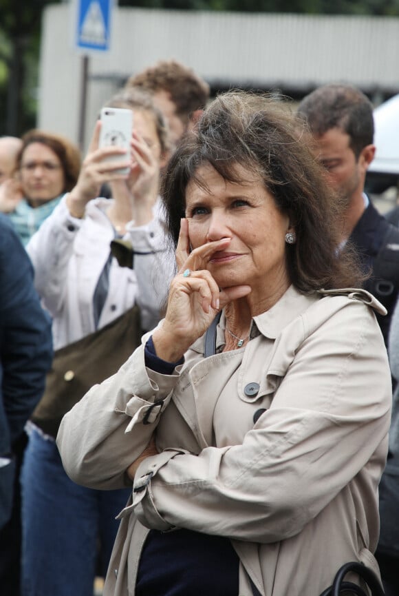 Anne Sinclair lors de la Manifestation du groupe Lagardère devant le siege de Europe 1 Lagardere a Paris le 30 Juin 2021. © Denis Guignebourg / Bestimage