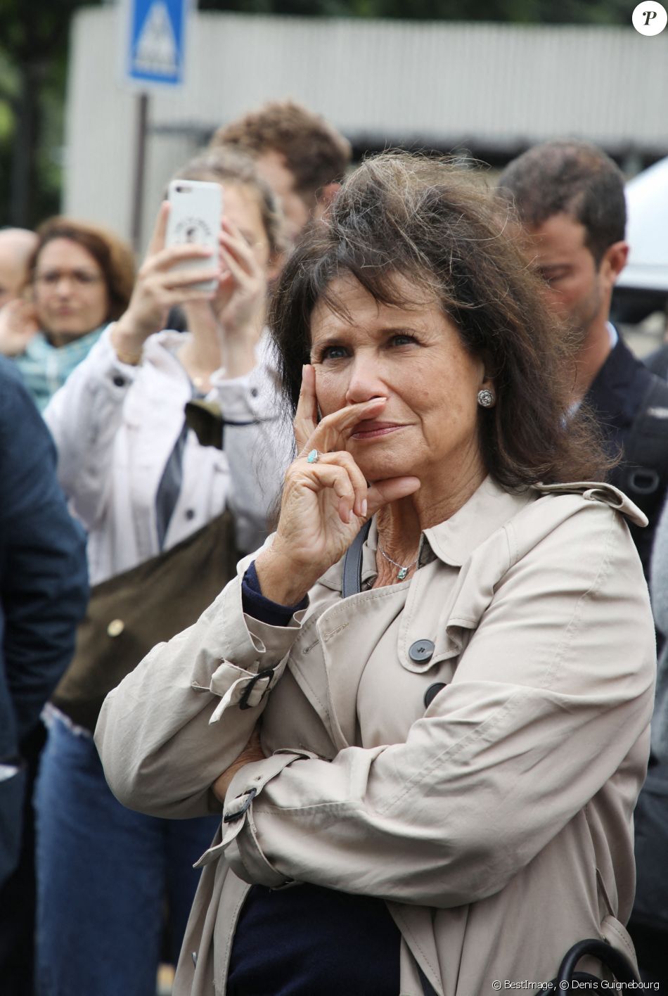 Anne Sinclair lors de la Manifestation du groupe Lagardère devant le siege de Europe 1 Lagardere a Paris le 30 Juin 2021. © Denis Guignebourg / Bestimage
