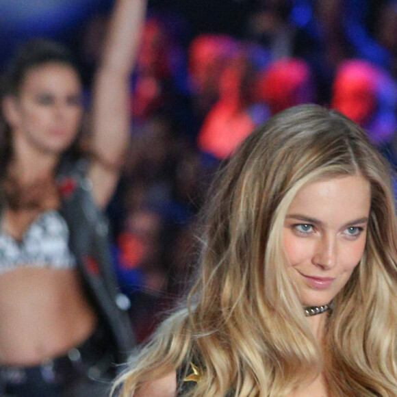 Bridget Malcolm participe au défilé Victoria's Secret à New York, le 10 novembre 2015.