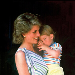 Diana et son fils Harry à Majorque en 1986.