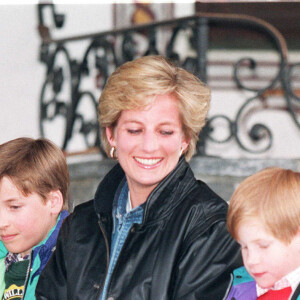 Diana en vacances au Autriche avec ses fils William et Harry en 1993.