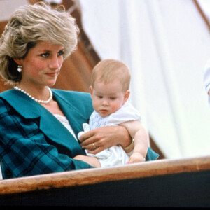 Le prince Charles et Diana avec leurs fils William et Harry en 1985.