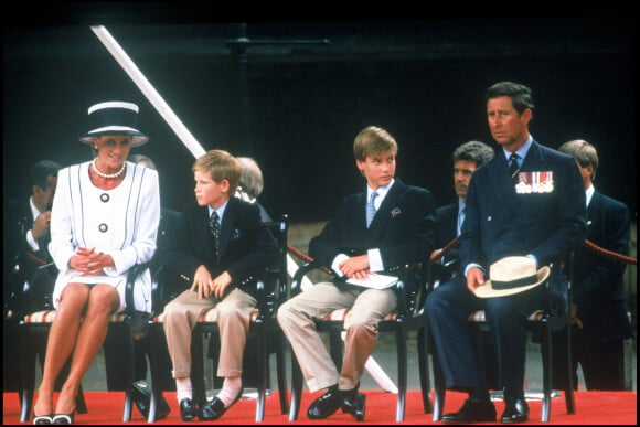 Le prince Charles et Diana avec leurs fils William et Harry à Londres en 1995.