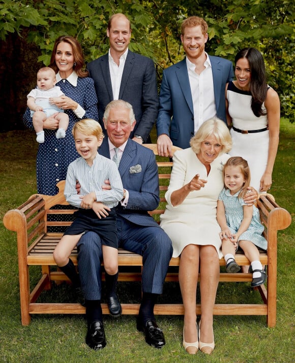 Photo de famille pour les 70 ans du prince Charles, prince de Galles, dans le jardin de Clarence House à Londres, Royaume Uni, le 14 novembre 2018. Le prince de Galles pose en famille avec son épouse Camilla Parker Bowles, duchesse de Cornouailles, et ses fils le prince William, duc de Cambridge, et le prince Harry, duc de Sussex, avec leurs épouses, Catherine (Kate) Middleton, duchesse de Cambridge et Meghan Markle, duchesse de Sussex, et les trois petits-enfants le prince George, la princesse Charlotte et le prince Louis.