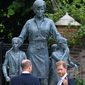 Le prince William et son frère le prince Harry - Inauguration de la statue hommage à Diana dans les jardins du palais de Kensington, le 1er juillet 2021, jour où la princesse de Galles aurait eu 60 ans.