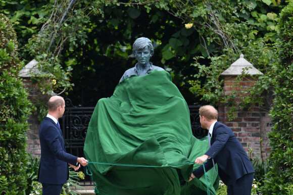 Le prince William et son frère le prince Harry - Inauguration de la statue hommage à Diana dans les jardins du palais de Kensington, le 1er juillet 2021, jour où la princesse de Galles aurait eu 60 ans.