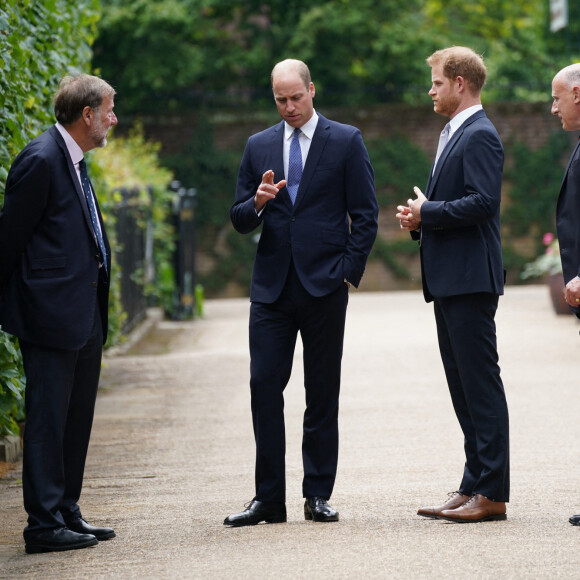 Le prince William et son frère le prince Harry - Inauguration de la statue hommage à Diana dans les jardins du palais de Kensington, le 1er juillet 2021, jour où la princesse de Galles aurait eu 60 ans.