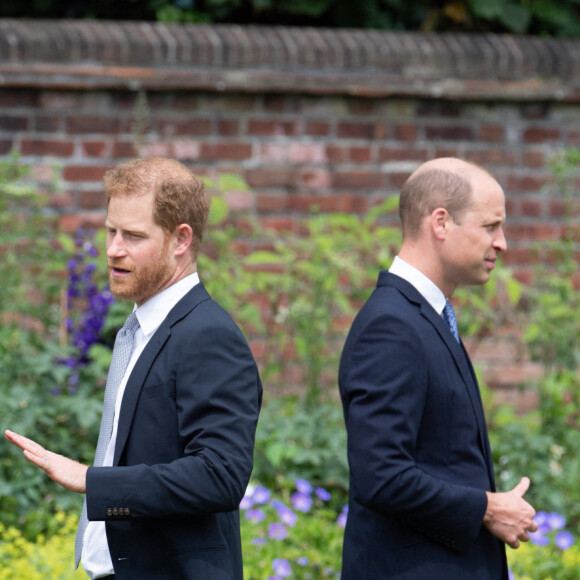 Le prince William et son frère le prince Harry - Inauguration de la statue hommage à Diana dans les jardins du palais de Kensington, le 1er juillet 2021, jour où la princesse de Galles aurait eu 60 ans.