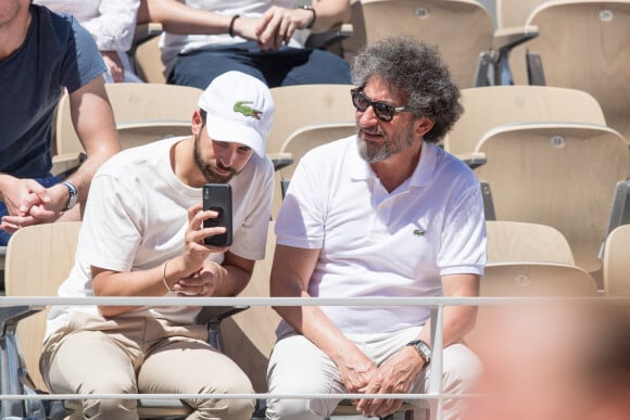 Radu Mihaileanu et son fils Gary dans les tribunes lors des internationaux de tennis de Roland Garros à Paris, France, le 2 juin 2019. © Jacovides-Moreau/Bestimage
