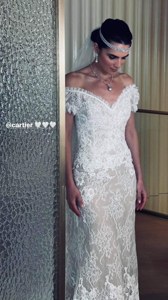 L'actrice Magali Lange dévoile sa robe de mariée. Bijoux Cartier, le 1er juillet 2021 sur Instagram.