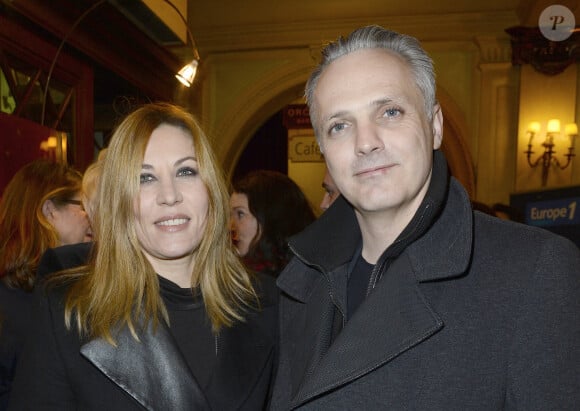 Mathilde Seigner et son compagnon Mathieu Petit - Générale de la pièce "La porte à côté" au Théâtre Édouard VII à Paris, le 10 fevrier 2014.