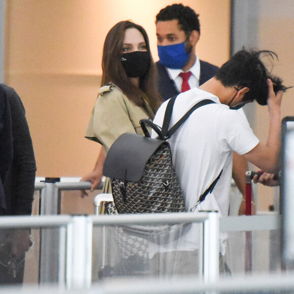 Angelina Jolie arrive à l'aéroport JFK de New York avec ses six enfants Maddox, Pax, Zahara, Shiloh, Vivienne et Knox, le 11 juin 2021.