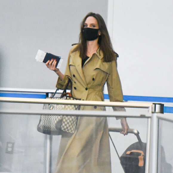 Angelina Jolie arrive à l'aéroport JFK de New York avec ses six enfants Maddox, Pax, Zahara, Shiloh, Vivienne et Knox, le 11 juin 2021.