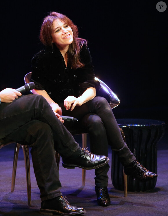 Conversation avec Charlotte Gainsbourg et son compagnon Yvan Attal après la première du film "My dog stupid" lors de la soirée d'ouverture de "The French Cinema Week" à New York, le 12 novembre 2019.