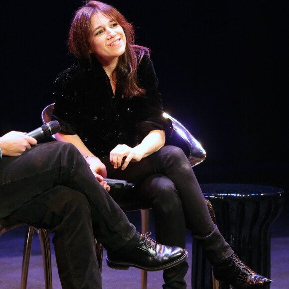 Conversation avec Charlotte Gainsbourg et son compagnon Yvan Attal après la première du film "My dog stupid" lors de la soirée d'ouverture de "The French Cinema Week" à New York, le 12 novembre 2019.