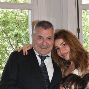 Exclusif -  Jean-Marie Bigard, sa femme Lola Marois et leurs enfants Bella et Jules - Jean-Marie Bigard et Lola Marois lors de la cérémonie oecuménique à l'occasion du renouvellement de leurs voeux pour leur 10 ans de mariage. Le 27 mai 2021 © Coadic Guirec / Bestimage 