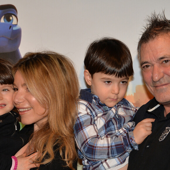 Jean-Marie Bigard avec sa femme Lola Marois et leurs enfants Jules et Bella à l'avant-première du film "Sahara" à l'UGC Ciné Cité Bercy à Paris, le 29 janvier 2017. © Ramsamy Veeren/Bestimage