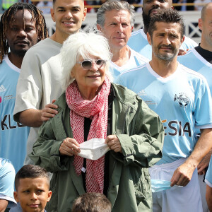 Catherine Lara entourée de Claude Puel, Hatem Ben Arfa, Bixente Lizarazu - Match de football entre le Variétés Club de France et l'équipe du Centre Hospitalier Poissy / Saint-Germain-en-Laye au profit de la fondation Hôpitaux de Paris - Hôpitaux de France présidée par B.Macron. au stade Léo-Lagrange de Poissy, le 6 septembre 2020. Le coup d'envoi a été donné par C.Lara et H.Ben Arfa. © Dominique Jacovides/Bestimage