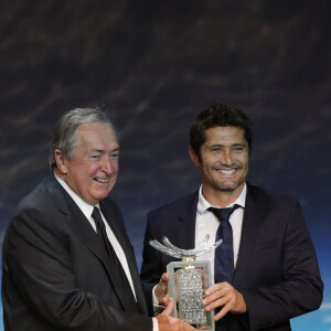 Rétro - Décès de Gérard Houllier - Gérard Houllier a remis son Award à Bixente Lizarazu, récompensé par le Prix de l'Autobiographie pour son livre Mes Prolongations, - Soirée des Sportel Awards 2018 au Grimaldi Forum à Monaco le 23 octobre 2018. Les Sportel Awards sont une compétition internationale visant à récompenser les plus belles images de sport de l'année dans le cadre du Sportel qui est un salon international du sport et des médias qui se déroule sur 3 jours en Principauté. © Claudia Albuquerque / Bestimage 