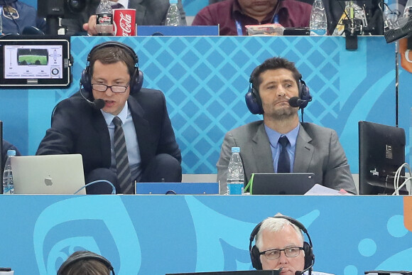 Les commentateurs Bixente Lizarazu et Grégoire Margotton lors de la 8ème de finale du match de coupe du monde opposant l'Angleterre à la Colombie au stade Spartak à Moscow, Russie. © Cyril Moreau/Bestimage